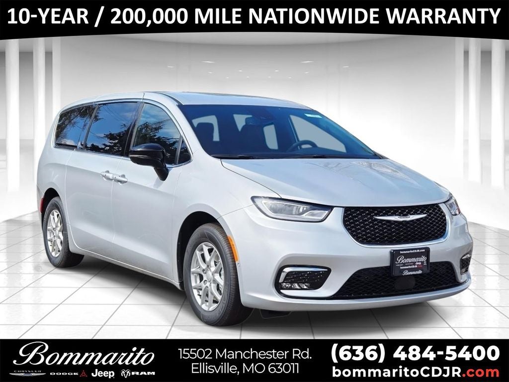 2026 Chrysler Pacifica Select in Silver Mist Clearcoat — front three-quarter view