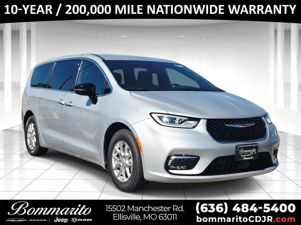 2026 Chrysler Pacifica Select in Silver Mist Clearcoat — front three-quarter view