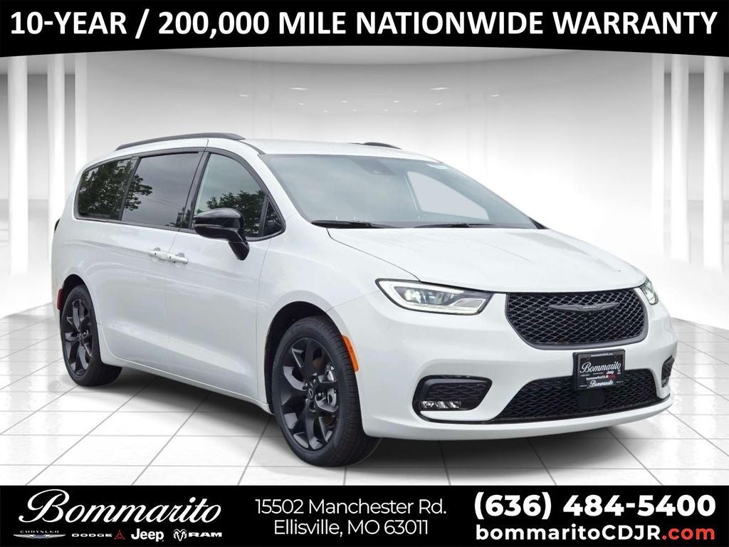 2026 Chrysler Pacifica Select in Bright White Clearcoat — front three-quarter view
