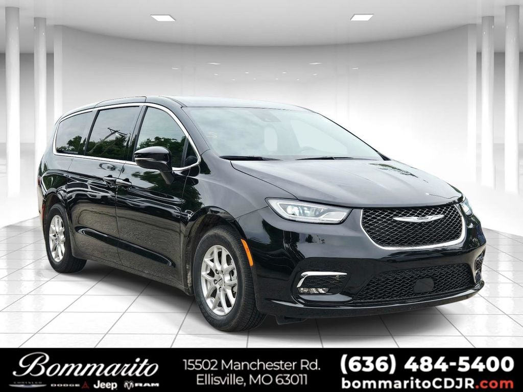 2025 Chrysler Pacifica Select in Diamond Black — front three-quarter view