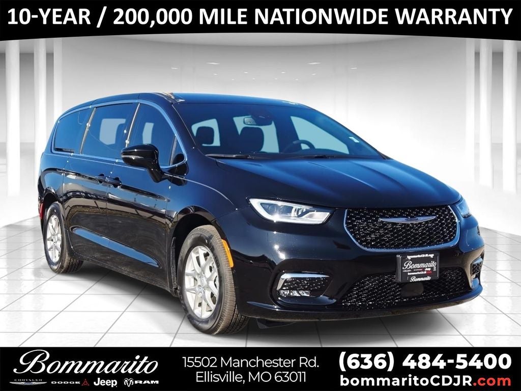 2026 Chrysler Pacifica Select in Diamond Black — front three-quarter view