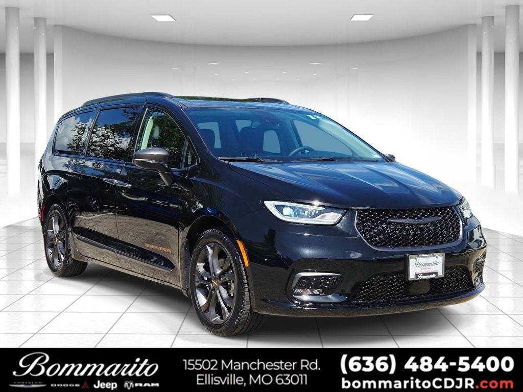 2024 Chrysler Pacifica Touring L in Diamond Black — front three-quarter view