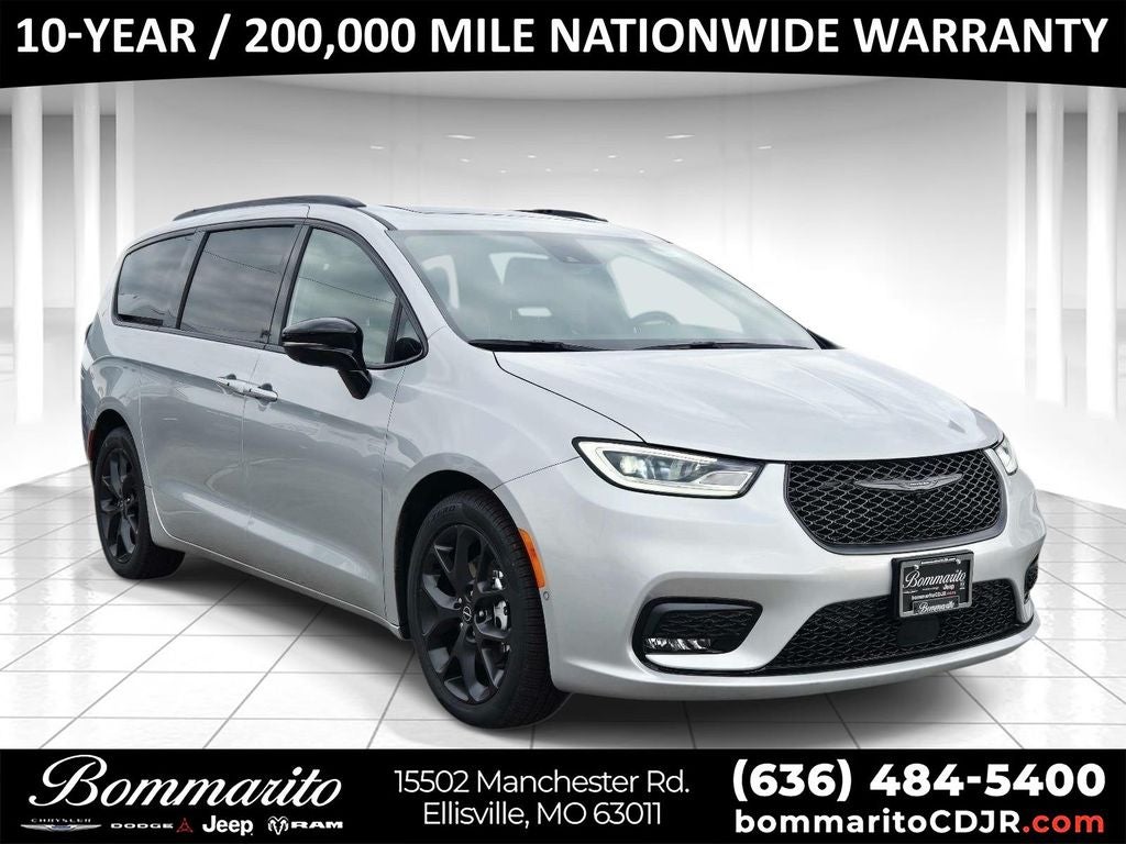 2026 Chrysler Pacifica Limited in Silver Mist Clearcoat — front three-quarter view