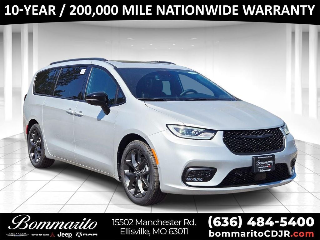 2026 Chrysler Pacifica Limited in Silver Mist Clearcoat — front three-quarter view