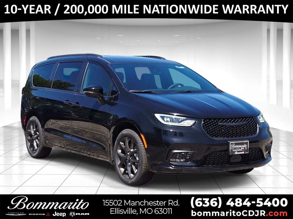 2026 Chrysler Pacifica Select in Diamond Black — front three-quarter view